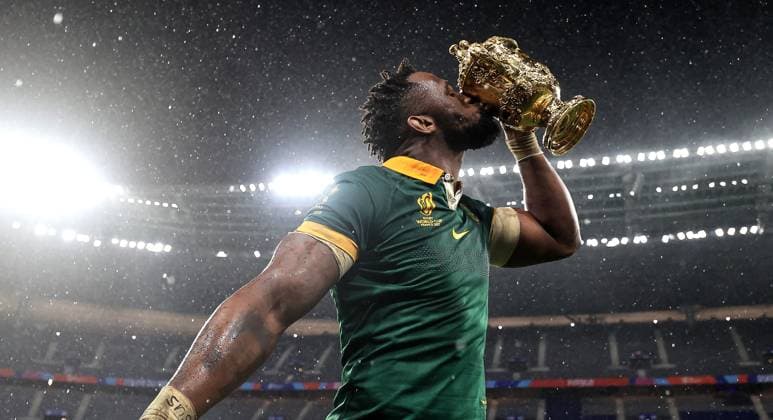 Bilder des Jahres 2023, Sport 10 Oktober Sport Themen der Woche KW43 Sport Bilder des Tages 2023 Rugby World Cup Final, Stade de France, Paris, France 28 10 2023 New Zealand vs South Africa South Africa™s Siya Kolisi celebrates with the William Webb Ellis trophy Siya Kolisi celebrates with the William Webb Ellis trophy 28 10 2023  Copyright: x INPHO DanxSheridanx BT1I0065A