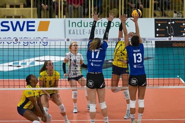 28 10 2023, GER, volleyball, 1 Bundesliga women 2023 2024, VC Wiesbaden SSC Palmberg Schwerin setter Milana Bozic 13 Wiesbaden blocks the shot of Wiesbaden sports hall at the square of the German Hesse Germany
