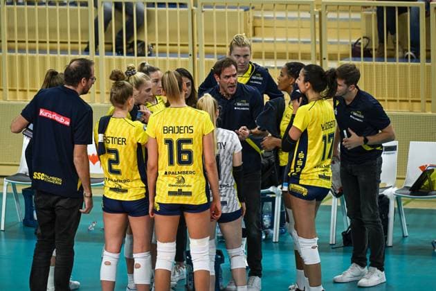 28 10 2023, GER, Volleyball, 1 Bundesliga Women 2023 2024, VC Wiesbaden SSC Palmberg Schwerin Schwerins head coach Felix Koslowski addresses his team during a timeout Wiesbaden Sporthalle am Platz der Deutschen Hessen Germany