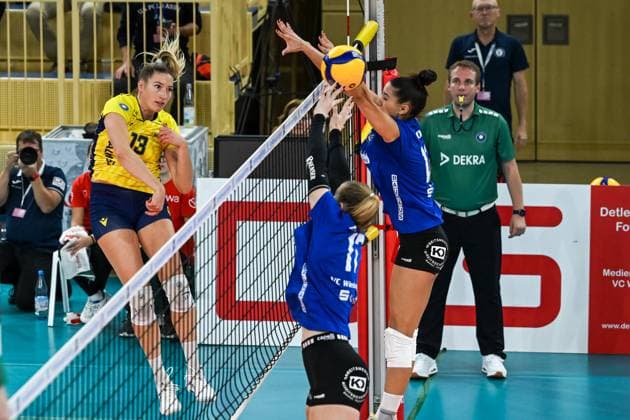 28 10 2023, GER, Volleyball, 1 Bundesliga Women 2023 2024, VC Wiesbaden SSC Palmberg Schwerin outside attacker Laura Emonts 13 Schwerin hits the ball through the Wiesbaden block Wiesbaden Sporthalle am Platz der Deutschen Hessen Germany.