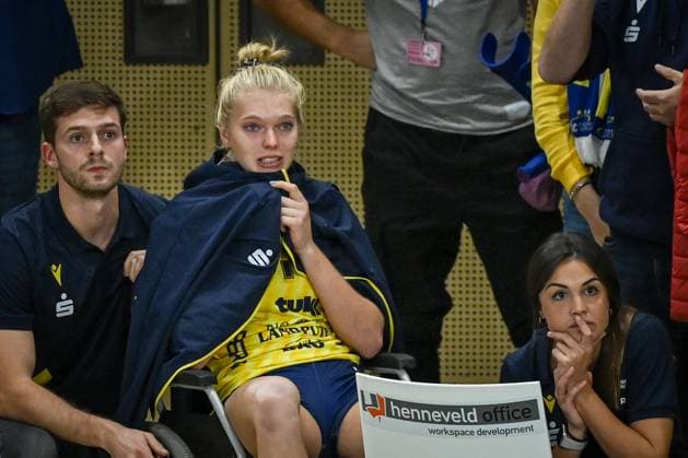 28 10 2023, GER, Volleyball, 1 Bundesliga Women 2023 2024, VC Wiesbaden SSC Palmberg Schwerin The injured Linda Bock 1 Schwerin feverish with tears in his eyes with co-coach Paul Sens and physiotherapist Marta Gutierrez Perez from the outside with Wiesbaden Sporthalle am Platz der Deutschen Hessen Germany