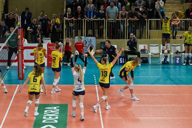 28 10 2023, GER, Volleyball, 1 Bundesliga Women 2023 2024, VC Wiesbaden SSC Palmberg Schwerin Schwerin cheers an important point in the tie break Wiesbaden Sporthalle am Platz der Deutschen Hessen Germany