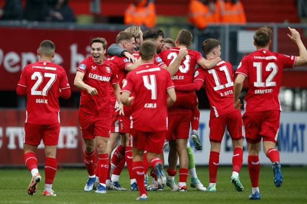 ENSCHEDE - Players of FC Twente celebrate the 2-0 against Ricky van Wolfswinkel of FC Twente during the Dutch Eredivisie match between FC Twente and Feyenoord at Stadion De Grolsch Veste on October 29, 2023 in Enschede, Netherlands. ANP BART STOUTJESDIJK Dutch Eredivisie 2023 2024 xVIxANPxSportx xxANPxIVx 482451388 originalFilename: 482451388.jpg