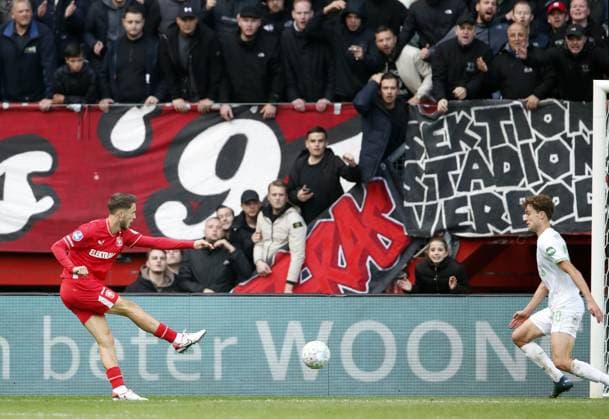 ENSCHEDE - (l-r) Ricky van Wolfswinkel of FC Twente scores the 2-0 during the Dutch Eredivisie match between FC Twente and Feyenoord at De Grolsch Veste Stadium on October 29, 2023 in Enschede, the Netherlands. ANP BART STOUTJESDIJK Dutch Eredivisie 2023 2024 xVIxANPxSportx xxANPxIVx 482452068 originalFilename: 482452068.jpg