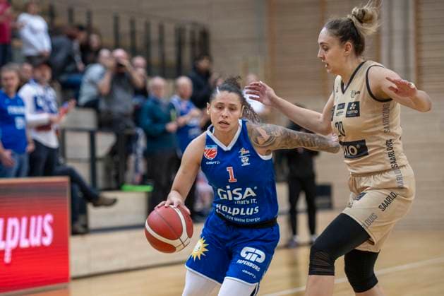 Halle, Germany 29 October 2023 1 BBL women 2023 2024 Gisa Lions MBC vs Inexio Roals Saarlouis v li in duel Sabrina Haines Halle and Isabelle Spingola Saarlouis SWH arena Sachsen Anhalt Copyright: xFotostandx xxBallaschx