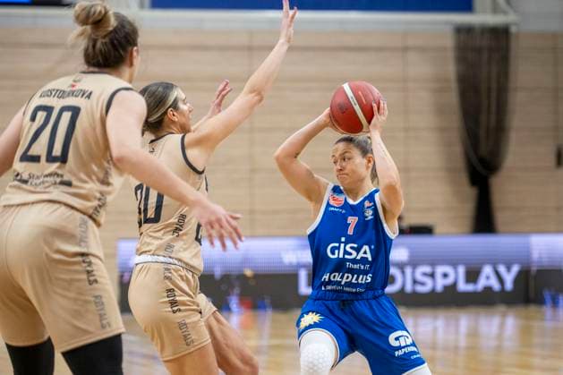 Halle, Germany 29 October 2023 1 BBL women 2023 2024 Gisa Lions MBC vs Inexio Roals Saarlouis v li in duel Maria Kostourkova Saarlouis and Sabrina Haines Halle SWH arena Sachsen Anhalt Copyright: xFotostandx xxBallaschx