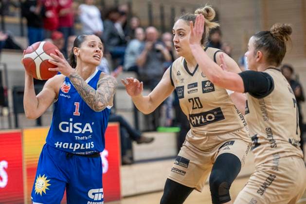 Halle, Germany 29 October 2023 1 BBL women 2023 2024 Gisa Lions MBC vs Inexio Roals Saarlouis v li in duel Sabrina Haines Halle and Maria Kostourkova Saarlouis SWH arena Sachsen Anhalt Copyright: xFotostandx xxBallaschx