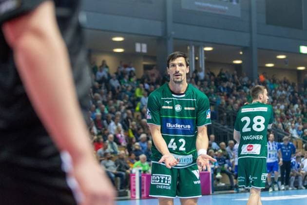 Nemanja Zelenovic HSG Wetzlar, 42 complains to referee GER, HSG Wetzlar vs TVB Stuttgart, Handball, Bundesliga, 12 Spieltag, Spielzeit 2023 24, 29 10 2023, GER, HSG Wetzlar vs TVB Stuttgart, Handball, Bundesliga, 12 Spieltag, Spielzeit 2023 24, 29 10 2023, Location Buderus Arena in Wetzlar Foto Gerhard Wingender Wetzlar Copyright: xEibner-Pressefotox xGerhardxWingenderx EP_GWR