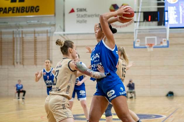 Halle, Germany 29 October 2023 1 BBL Womens 2023 2024 Gisa Lions MBC vs Inexio Roals Saarlouis v li in duel Sylwia Bujniak Saarlouis and Courtney Warley Halle SWH arena Saxony Anhalt. Copyright: xFotostandx xxBallaschx