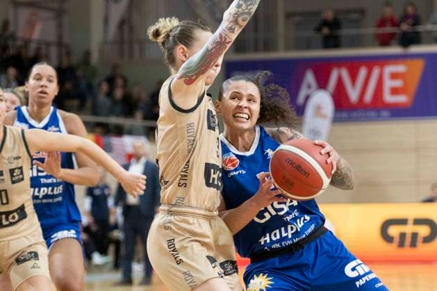 Halle, Germany 29 October 2023 1 BBL Women 2023 2024 Gisa Lions MBC vs Inexio Roals Saarlouis v li in duel Sylwia Bujniak Saarlouis and Sabrina Haines Halle SWH arena Sachsen Anhalt Copyright: xFotostandx xxBallaschx