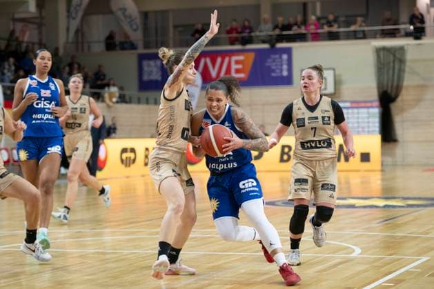 Halle, Germany 29 October 2023 1 BBL Women 2023 2024 Gisa Lions MBC vs Inexio Roals Saarlouis v li in duel Sylwia Bujniak Saarlouis and Sabrina Haines Halle SWH arena Sachsen Anhalt Copyright: xFotostandx xxBallaschx