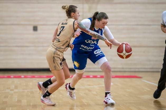 Halle, Germany 29 October 2023 1 BBL women 2023 2024 Gisa Lions MBC vs Inexio Roals Saarlouis v li in duel Sylwia Bujniak Saarlouis and Tayler Robertson Halle SWH arena Sachsen Anhalt Copyright: xFotostandx xxBallaschx