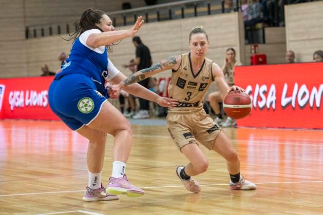 Halle, Germany 29 October 2023 1 BBL Women 2023 2024 Gisa Lions MBC vs Inexio Roals Saarlouis v li in duel Elea Gaba Halle and Sylwia Bujniak Saarlouis SWH arena Sachsen Anhalt Copyright: xFotostandx xxBallaschx