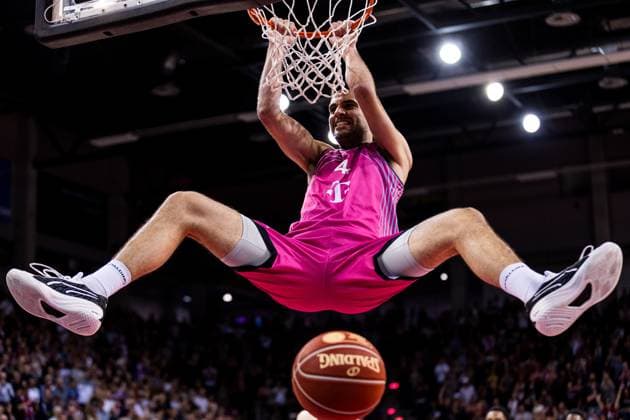 Bilder des Jahres 2023, Sport 10 Oktober Sport Themen der Woche KW43 Sport Bilder des Tages easyCredit Basketball Bundesliga: Telekom Baskets Bonn - Hakro Merlins Crailsheim; 29.10.2023 Glynn Watson (Telekom Baskets Bonn, 4) dunkt easyCredit Basketball Bundesliga: Telekom Baskets Bonn - Hakro Merlins Crailsheim, Bonn, Telekom Dome am 29.10.2023 *** easyCredit Basketball Bundesliga Telekom Baskets Bonn Hakro Merlins Crailsheim 29 10 2023 Glynn Watson Telekom Baskets Bonn, 4 dunkt easyCredit Basketball Bundesliga Telekom Baskets Bonn Hakro Merlins Crailsheim, Bonn, Telekom Dome on 29 10 2023 Copyright: xBEAUTIFULxSPORTS Wunderlx