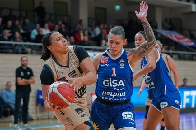 Destiny Littleton Saarlouis, 11 , Sabrina Haines Lions, 1 , Gisa Lions MBC Saarlouis Royals, Womens Basketball Bundesliga, DBBL, 5 Match Day, Season 2023 2024, 29 10 2023, Halle SWH Arena Sachsen Anhalt Germany.
