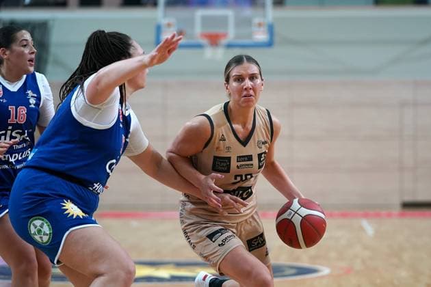 Elea Gaba Lions, 17 , Isabelle Spingola Saarlouis, 30 , Gisa Lions MBC Saarlouis Royals, Womens Basketball Bundesliga, DBBL, 5 match day, 2023 2024 season, 29 10 2023, Halle SWH Arena Sachsen Anhalt Germany.