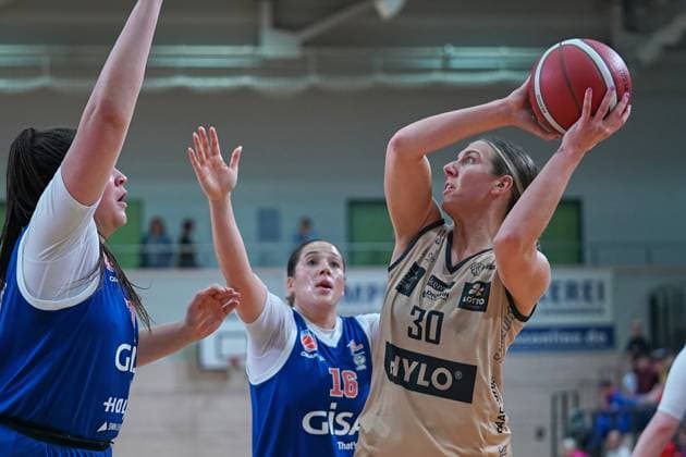 Elea Gaba Lions, 17 , Anissa Pounds Lions, 16 , Isabelle Spingola Saarlouis, 30 , Gisa Lions MBC Saarlouis Royals, Womens Basketball Bundesliga, DBBL, 5 Match Day, Season 2023 2024, 29 10 2023, Halle SWH Arena Sachsen Anhalt Germany.