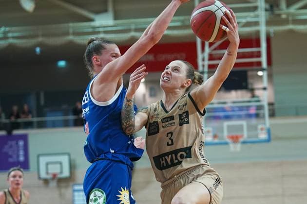 Meret Kleine Beek Lions, 19 , Sylwia Bujniak Saarlouis, 3 , Gisa Lions MBC Saarlouis Royals, Womens Basketball Bundesliga, DBBL, 5 match day, season 2023 2024, 29 10 2023, Halle SWH Arena Sachsen Anhalt Germany