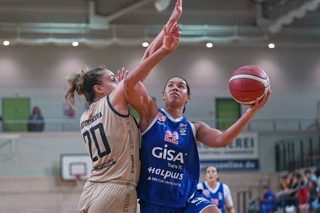 Maria Kostourkova Saarlouis, 20 , Courtney Warley Lions, 22 , Gisa Lions MBC Saarlouis Royals, Womens Basketball Bundesliga, DBBL, 5 match day, season 2023 2024, 29 10 2023, Halle SWH Arena Sachsen Anhalt Germany.