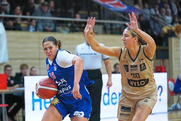 Anissa Pounds Lions, 16 , Isabelle Spingola Saarlouis, 30 , Gisa Lions MBC Saarlouis Royals, Womens Basketball Bundesliga, DBBL, 5 Match Day, Season 2023 2024, 29 10 2023, Halle SWH Arena Sachsen Anhalt Germany.