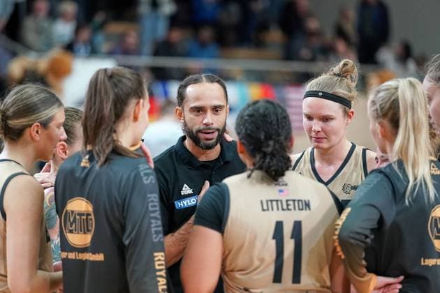 Ricky Easterling Saarlouis, head coach with players after 70 78 away win, Gisa Lions MBC Saarlouis Royals, Womens Basketball Bundesliga, DBBL, 5 match day, season 2023 2024, 29 10 2023, Halle SWH Arena Sachsen Anhalt Germany