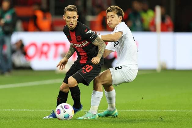 GER, 1 FBL Bayer 04 Leverkusen vs SC Freiburg 29 10 2023, BayArena, Leverkusen, GER, 1 FBL Bayer 04 Leverkusen vs SC Freiburg, in picture Alejandro Grimaldo Leverkusen 20 , in duel against Ritsu Doan SC Freiburg 42 , nordphotoxGmbHx xMeuter nph00351