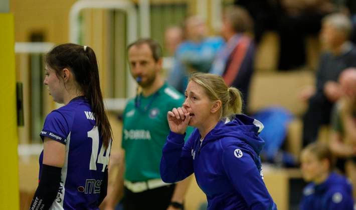 Volleyball Hesse 2 Bundesliga South Women 29 10 2023 TG Bad Soden ws VC Wiesbaden II red v l Anna Koptyeva TG Bad Soden No 14 , Coach Kerstin Dudichum Kiene TG Bad Soden Sport TG Bad Soden VC Wiesbaden II