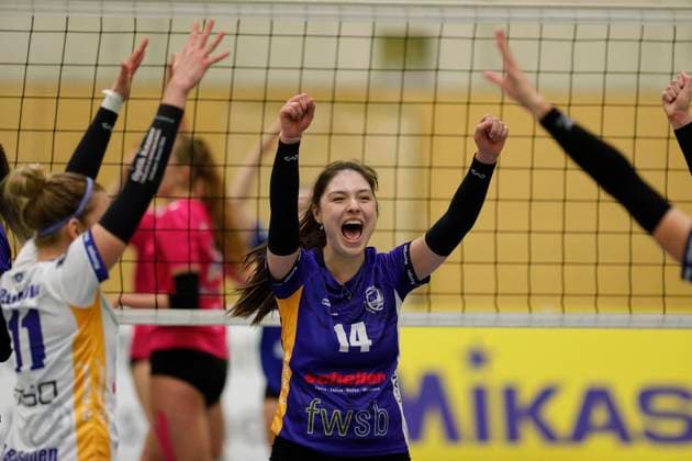 Volleyball Hessen 2 Bundesliga Süd Women 29 10 2023 TG Bad Soden ws VC Wiesbaden II red v l Monika Dolezajova TG Bad Soden Nr 11 , Anna Koptyeva TG Bad Soden Nr 14 Sport TG Bad Soden VC Wiesbaden II