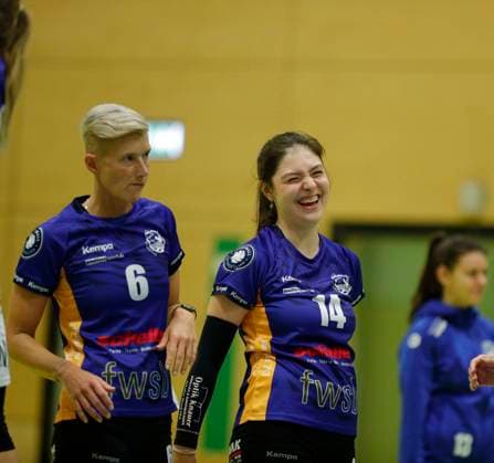 Volleyball Hessen 2 Bundesliga Süd Women 29 10 2023 TG Bad Soden ws VC Wiesbaden II red v l Pamela Blazek TG Bad Soden Nr 6 , Anna Koptyeva TG Bad Soden Nr 14 Sport TG Bad Soden VC Wiesbaden II