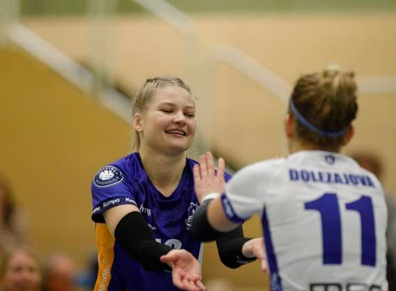 Volleyball Hessen 2 Bundesliga Süd Women 29 10 2023 TG Bad Soden ws VC Wiesbaden II red v l Simona Budryte TG Bad Soden Nr 18 , Monika Dolezajova TG Bad Soden Nr 11 Sport TG Bad Soden VC Wiesbaden II