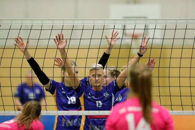 Volleyball Hessen 2 Bundesliga Süd Women 29 10 2023 TG Bad Soden ws VC Wiesbaden II red v l Simona Budryte TG Bad Soden Nr 18 , Pamela Blazek TG Bad Soden Nr 6 Sport TG Bad Soden VC Wiesbaden II