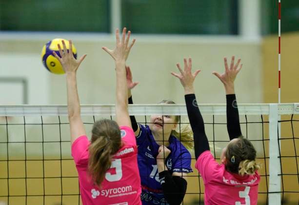 Volleyball Hessen 2 Bundesliga Süd Women 29 10 2023 TG Bad Soden ws VC Wiesbaden II red v l Olga Muchina VC Wiesbaden No 9 , Simona Budryte TG Bad Soden No 18 , Pauline Schultz VC Wiesbaden No 3 Sport TG Bad Soden VC Wiesbaden II