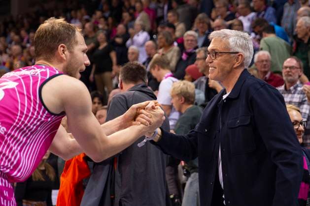 National coach Gordon HERBERT GER, r congratulates Christian SENGFELDER BON, li on the victory in the 500 home game of Telekom Baskets Bonn final score 90 68, Basketball 1 Bundesliga Telekom Baskets Bonn HAKRO Merlins Crailsheim BON vs CRA 5 match day, in T E L E K O M D O M E, on 28 10 2023 Â
