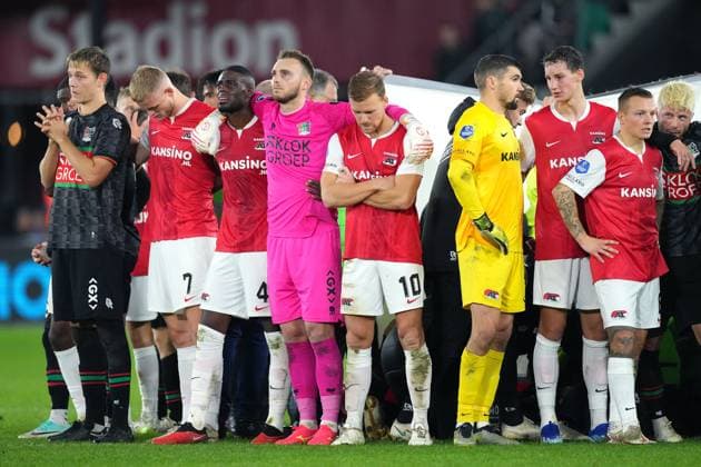 ALKMAAR - Players stand around Bas Dost of NEC Nijmegen after he collapsed during the Dutch Eredivisie match between AZ Alkmaar and NEC Nijmegen at the AFAS stadium on October 29, 2023 in Alkmaar, Netherlands. ANP ED VAN DE POL Dutch Eredivisie 2023 2024 xVIxANPxSportx xxANPxIVx 482474666 originalFilename: 482474666.jpg