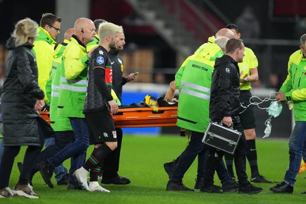 ALKMAAR - Bas Dost of NEC Nijmegen collapsed during the Dutch Eredivisie match between AZ Alkmaar and NEC Nijmegen at the AFAS stadium on October 29, 2023 in Alkmaar, the Netherlands. ANP ED VAN DE POL Dutch Eredivisie 2023 2024 xVIxANPxSportx xxANPxIVx 482475409 originalFilename: 482475409.jpg