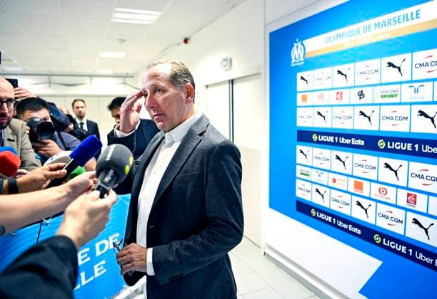 Sport Themen der Woche KW43 FOOTBALL LIGUE 1 OM - OL PHOTOPQR LE PROGRES Stéphane GUIOCHON - Marseille 29 10 2023 - FOOTBALL LIGUE 1 OM - OL -A Marseille à l Orange Vélodrome journée de ligue 1 saison 2023-2024 OM - OL le match est annulé par la ligue suite au caillassage sur la route du stade ou l entraineur de Lyon Fabio Grosso a été blessé ici le président de l OL John Textor nous montre ou Fabio Grosso a été blessé Match: Olympique de Marseille (OM) - Olympique Lyonnais (OL) at the Stade Velodrome MATCH STOPPED The Lyon players bus was stoned and Fabio Grosso, Lyon coach, injured Marseille Bouches-du-Rhône Provence-Alpes-Côte d Azur France  Copyright: xPHOTOPQR LExPROGRES MAXPPPxStéphanexGUIOCHONx 20231029LPL6719 20231029LPL6719