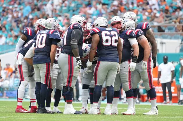 MIAMI GARDENS, FL - OCTOBER 29: New England Patriots quarterback Mac Jones (10) calls the play in a huddle during the game between the New England Patriots and the Miami Dolphins on Sunday, October 29, 2023 at Hard Rock Stadium, Miami Gardens, Fla. (Photo by Peter Joneleit Icon Sportswire) NFL, American Football Herren, USA OCT 29 Patriots at Dolphins EDITORIAL USE ONLY Icon231029032