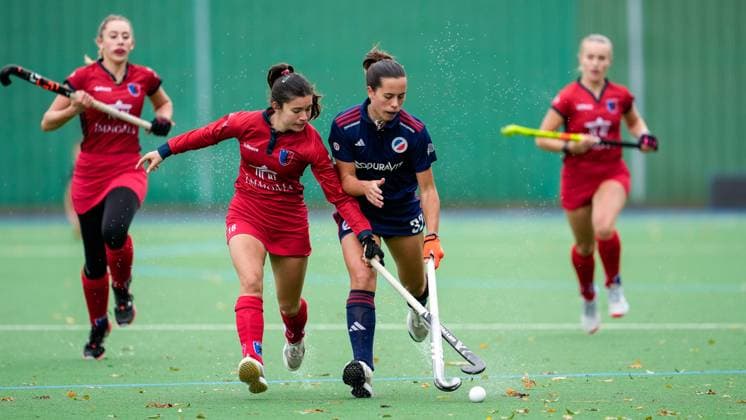 Sport Themen der Woche KW43 Sport Bilder des Tages v.li.: Lilith Ell (BHC, 16), Carolin Seidel (MHC, 32), Zweikampf, Spielszene, Duell, duel, tackle, tackling, Dynamik, Action, Aktion, 29.10.2023, Mannheim (Deutschland), Hockey, 1. Bundesliga, Damen, Mannheimer HC - Berliner HC *** v li Lilith Ell BHC, 16 , Carolin Seidel MHC, 32 , duel, duel scene, duel, tackle, tackling, dynamic, action, action, 29 10 2023, Mannheim Germany , Hockey, 1 Bundesliga, Women, Mannheimer HC Berliner HC xozx