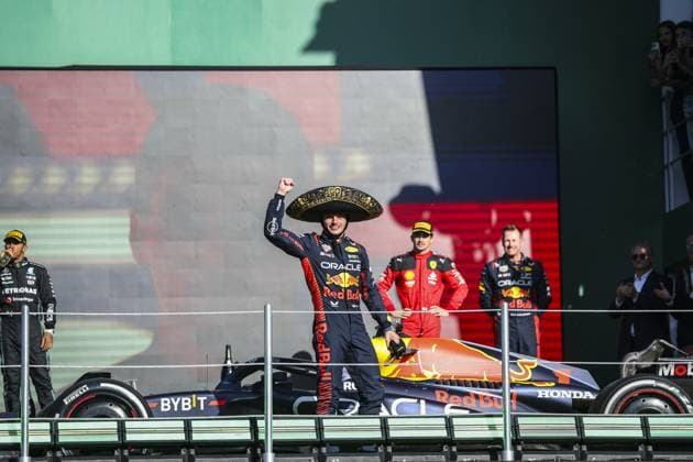 VERSTAPPEN Max (ned), Red Bull Racing RB19, podium, portrait during the 2023 Formula 1 Grand Premio de la Ciudad de Mexico, 19th round of the 2023 Formula One World Championship, WM, Weltmeisterschaft from October 27 to 29, 2023 on the Autodromo Hermanos Rodriguez, in Mexico City, Mexico - F1 - MEXICO CITY GRAND PRIX 2023 - RACE DPPI Panoramic  G0OD7592