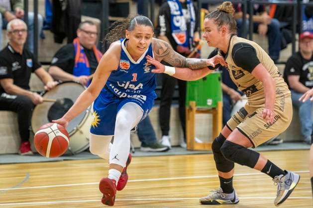 Halle, Germany 29 October 2023 1 BBL women 2023 2024 Gisa Lions MBC vs Inexio Roals Saarlouis v li in duel Sabrina Haines Halle and Monika Maczk Saarlouis SWH arena Sachsen Anhalt Copyright: xFotostandx xxBallaschx