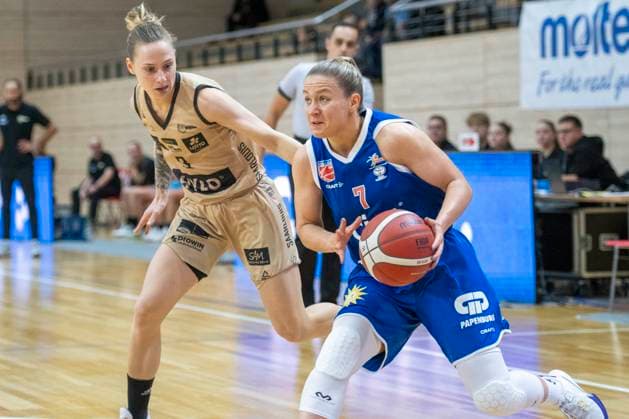 Halle, Germany 29 October 2023 1 BBL women 2023 2024 Gisa Lions MBC vs Inexio Roals Saarlouis v li in duel Sylwia Bujniak Saarlouis and Laura Schinkel Halle SWH arena Sachsen Anhalt Copyright: xFotostandx xxBallaschx