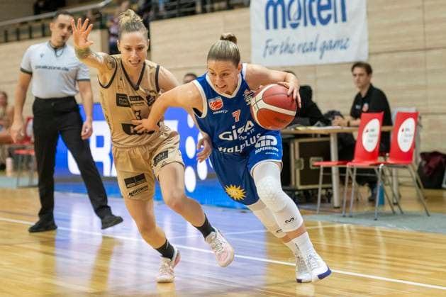 Halle, Germany 29 October 2023 1 BBL women 2023 2024 Gisa Lions MBC vs Inexio Roals Saarlouis v li in duel Sylwia Bujniak Saarlouis and Laura Schinkel Halle SWH arena Sachsen Anhalt Copyright: xFotostandx xxBallaschx