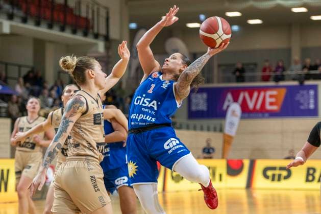 Halle, Germany 29 October 2023 1 BBL Women 2023 2024 Gisa Lions MBC vs Inexio Roals Saarlouis v li in duel Sylwia Bujniak Saarlouis and Sabrina Haines Halle SWH arena Sachsen Anhalt Copyright: xFotostandx xxBallaschx
