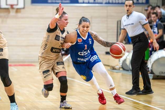 Halle, Germany 29 October 2023 1 BBL Women 2023 2024 Gisa Lions MBC vs Inexio Roals Saarlouis v li in duel Monika Maczk Saarlouis and Sabrina Haines Halle SWH arena Sachsen Anhalt Copyright: xFotostandx xxBallaschx
