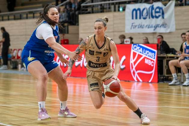 Halle, Germany 29 October 2023 1 BBL Women 2023 2024 Gisa Lions MBC vs Inexio Roals Saarlouis v li in duel Elea Gaba Halle and Sylwia Bujniak Saarlouis SWH arena Sachsen Anhalt Copyright: xFotostandx xxBallaschx