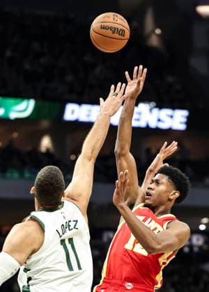Sport Themen der Woche KW43 Sport Bilder des Tages (231030) -- MILWAUKEE, Oct. 30, 2023 -- Atlanta Hawks De Andre Hunter (R) shoots during the 2023-2024 NBA, Basketball Herren, USA regular season match between Atlanta Hawks and Milwaukee Bucks in Milwaukee, Wisconsin, the United States, on Oct 29, 2023. Joel Lerner) (SP)U.S.-MILWAUKEE-BASKETBALL-NBA-HAWKS VS BUCKS XuxJing 