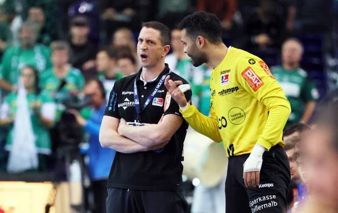 Leipzig, 29 10 2023, Arena Leipzig, Handball, 1 Bundesliga, 11 match day , DHfK Leipzig vs HBW Balingen Weilstetten 26 25 14 8 , In the picture from left coach Jens Bürkle Buerkler, HBW Balingen, goalkeeper El Tayar,ÊMohamed Essam Moustafa 12, Balingen ,