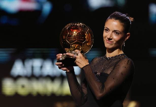 Sport Themen der Woche KW44 Bilder des Jahres 2023, Sport 10 Oktober Sport Bilder des Tages (231031) -- PARIS, Oct. 31, 2023 -- FC Barcelona, Barca s Spanish player Aitana Bonmati reacts as she receives the women s Ballon d Or award during the 2023 Ballon d Or France Football award ceremony at the Theatre du Chatelet in Paris on Oct. 30, 2023. ) (SP)FRANCE-PARIS-FOOTBALL-BALLON D OR CEREMONY GaoxJing 