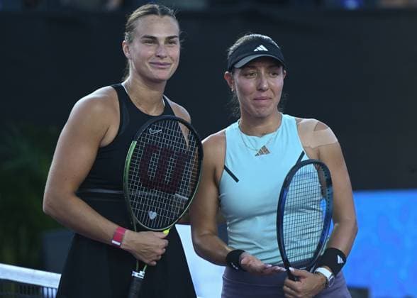 2023 WTA, Tennis Damen Finals - Day 3 CANCUN, MEXICO - OCTOBER 31: Aryna Sabalenka of Belarus with Jessica Pegula of USA, on Day 3 of the GNP Seguros WTA Finals Cancun 2023 part of the Hologic WTA Tour, on October 31, 2023, in Cancun, Quintana Roo, Mexico. Cancun Mexico  Copyright: xArturxWidakx originalFilename:widak-2023wtaf231031_npY6W.jpg