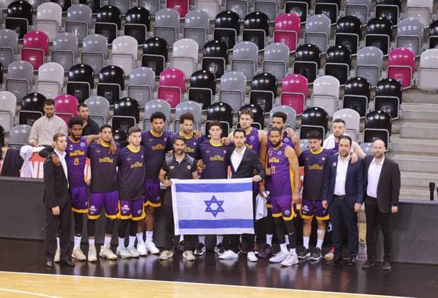 Bilder des Jahres 2023, Sport 11 November Sport Themen der Woche KW44 Sport Bilder des Tages Das Basketballspiel Telekom Baskets Bonn vs. Hapoel Holon (Israel) in der Basketball Champions League BCL findet aus Sicherheitsgründen ohne Zuschauer statt , Geisterspiel Team Holon mit israelischer Flagge vor dem Spiel Foto: Jörn Wolter *** The basketball game Telekom Baskets Bonn vs Hapoel Holon Israel in the Basketball Champions League BCL will take place without spectators for security reasons , Ghost match Team Holon with Israeli flag before the game Photo Jörn Wolter